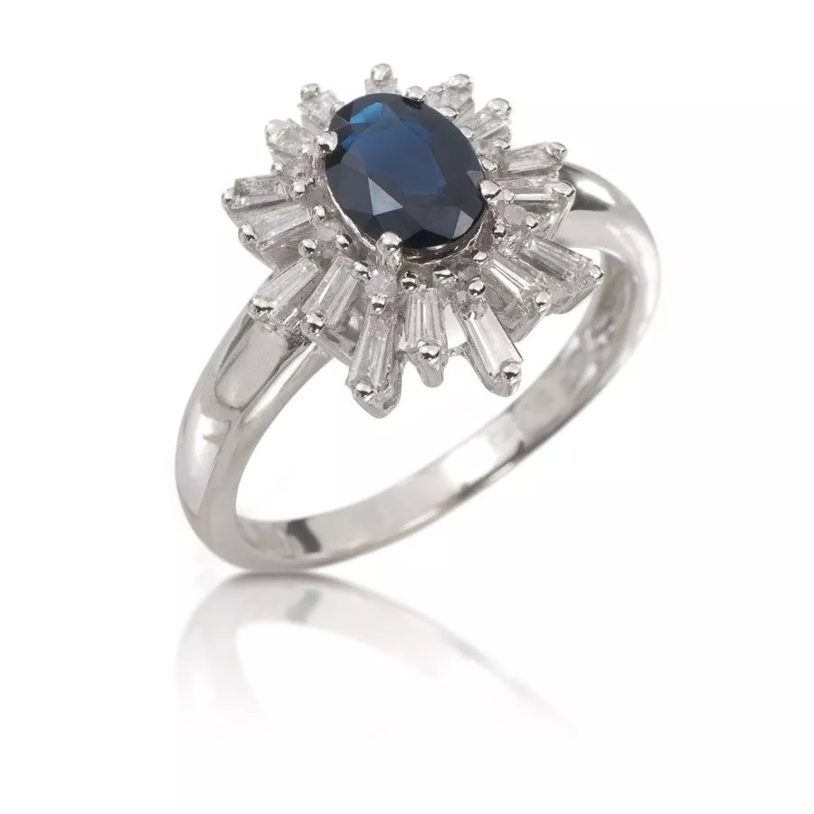Anillo de oro con zafiro central y brillantes